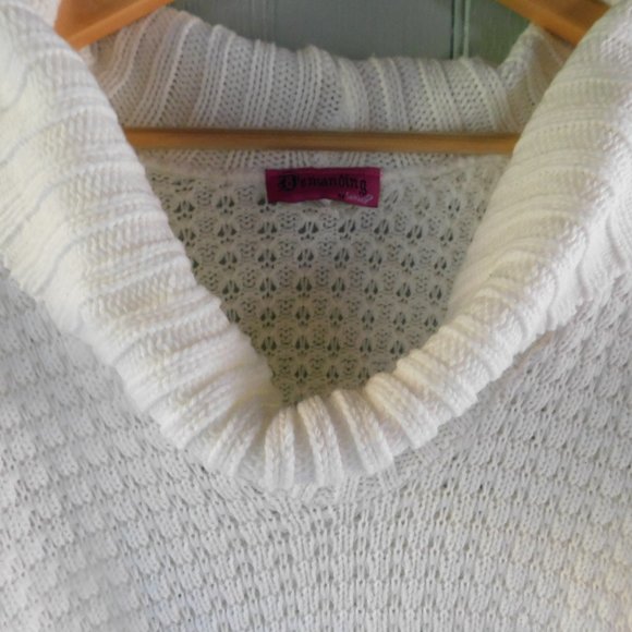 🐾Cream Turtleneck Sweater🐾 - Picture 5 of 9